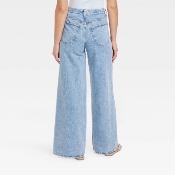 Women's Mid-Rise Super Wide Leg Jeans - Universal Thread™ light Wash new 🆕 - Picture 4 of 10
